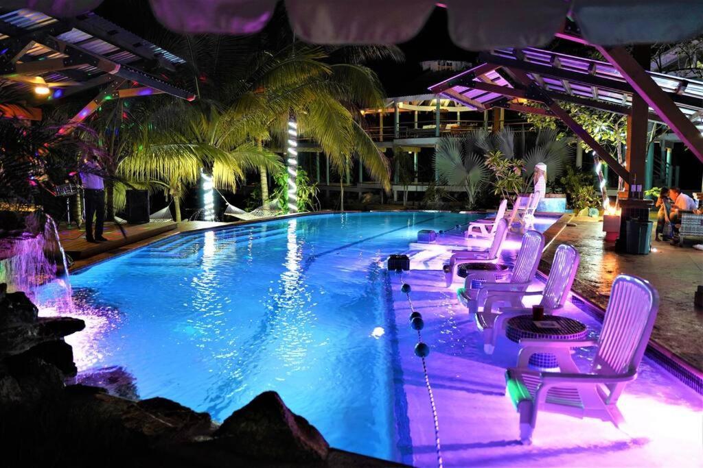 The Dock Resort Over Water Retreat West End Esterno foto